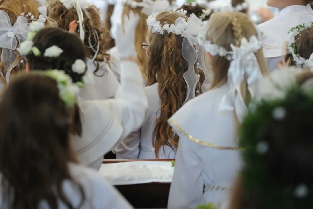 Ile powinna dać chrzestna na komunie, by nie przepłacić i trafić w serce?