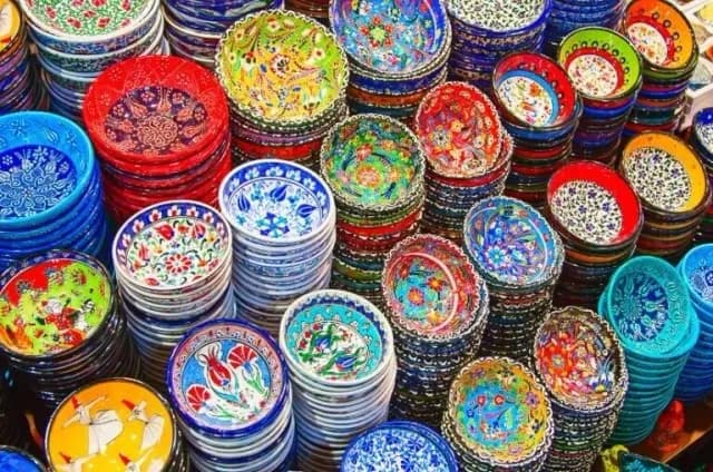 Co warto kupić w Gruzji? Unikalne pamiątki, które zachwycają