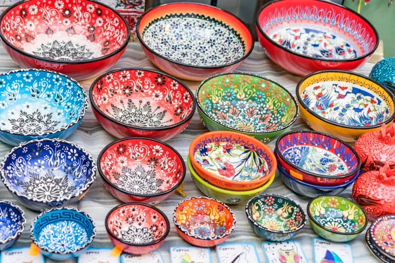 Co warto kupić na Cyprze? Odkryj unikalne pamiątki i smaki